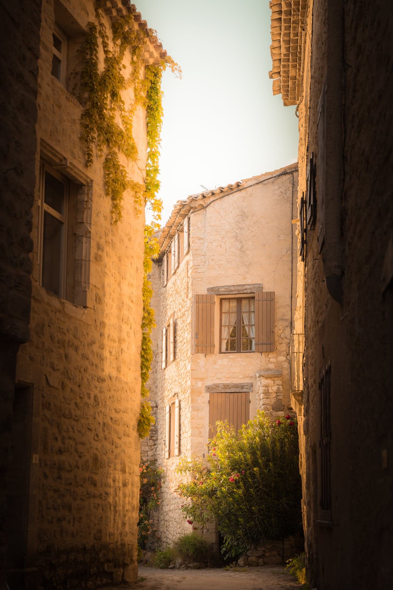 Ruelle provençale à l'heure dorée