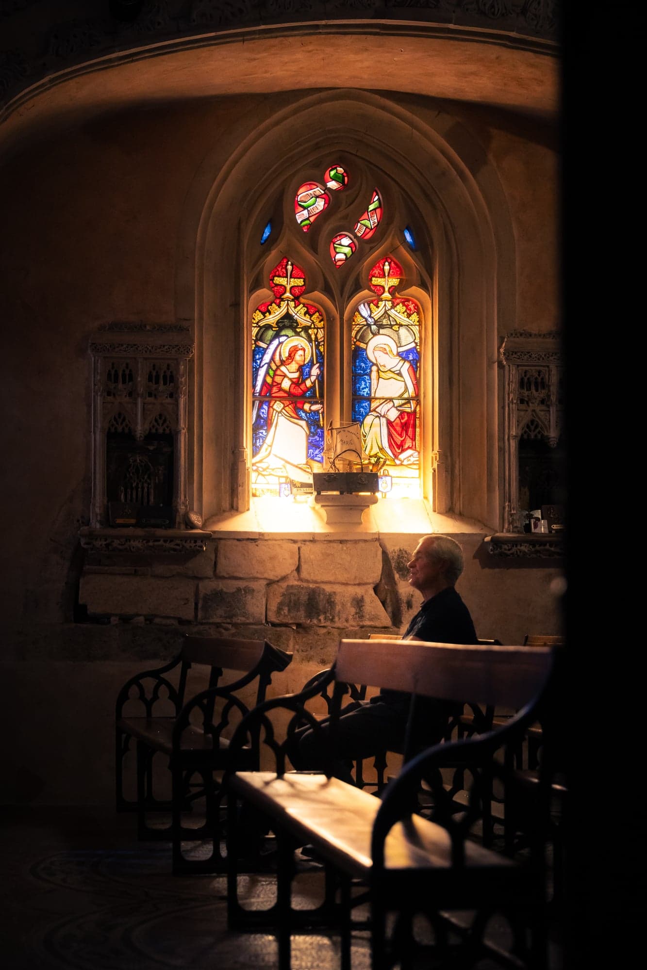 Vitrail et lumière dorée dans une église