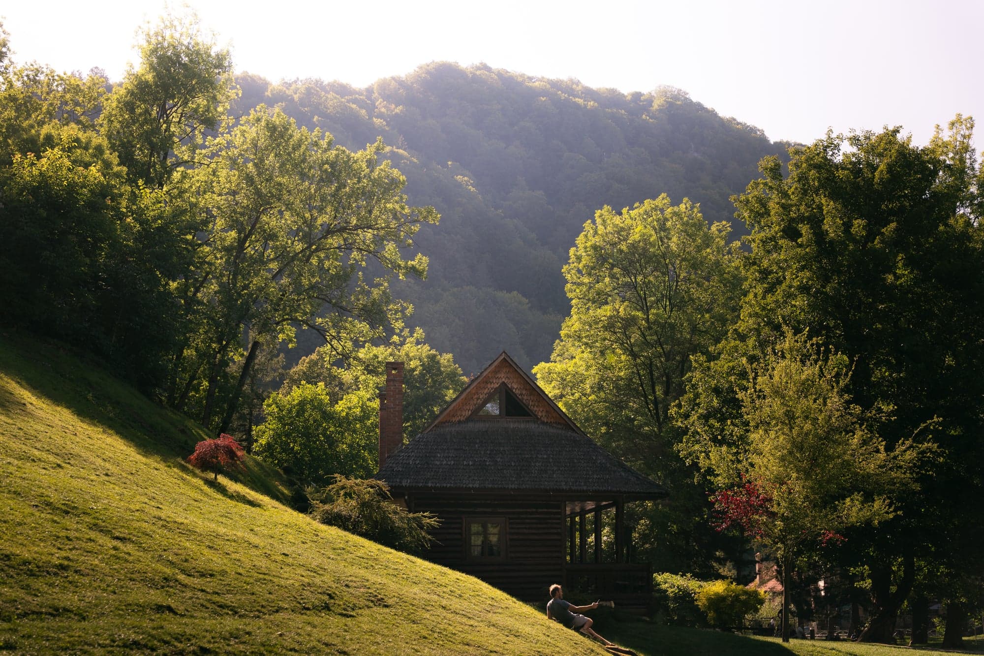 Chalet en bois au pied de la montagne, lumière du soir
