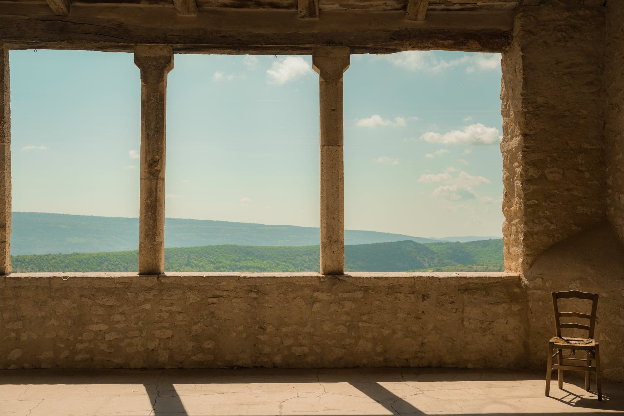 Vue sur les collines du Luberon depuis une bâtisse en pierre